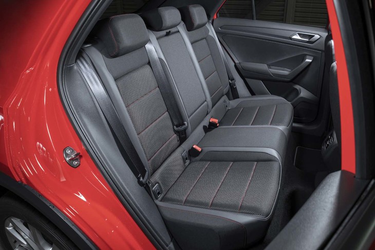 後席は十分な足元空間を備えているが、エントリーSUVの「Tクロス」と違って座面のスライド機構が備わらない。Cピラーの形からわかるように、後ろに下げると乗員の頭部とリアウィンドウが干渉するからだろう。