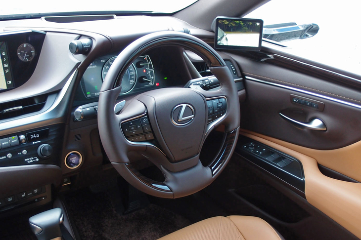 レクサスES300h“バージョンL”（ステアリングホイール）