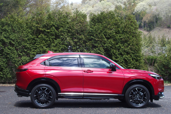 ホンダ・ヴェゼルe：HEV Z Sport Style（用品装着車／サイドビュー）