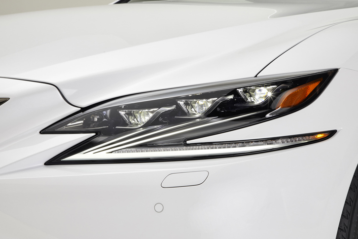 レクサスLS500“Fスポーツ”（ヘッドランプ）