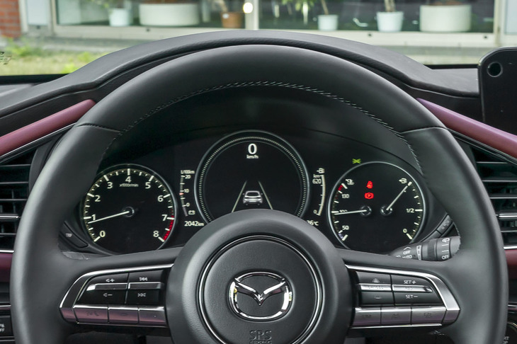 メーターパネルは中央が7インチの液晶画面になっており、表示する情報を変更できる。