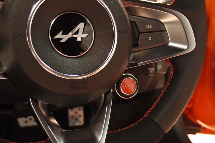 アルピーヌA110S（ヘリテージカラー採用車のステアリングホイール）