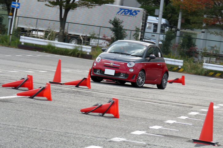 パイロンスラロームをクリアする「アバルト595Cツーリズモ」。