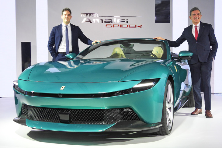 フェラーリ・ジャパンのドナート・ロマニエッロ社長（写真向かって右）と、伊フェラーリのマッティア・メッジョリン プロダクトマーケティングマネージャー（同左）。