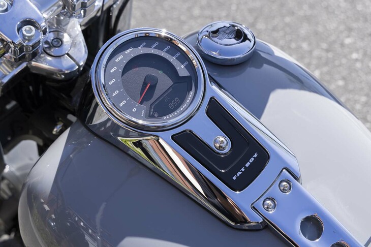 フューエルタンクコンソールに備わる、LCDディスプレイ付きの単眼メーター。コンソールの手前には「FAT BOY」のロゴが描かれている。