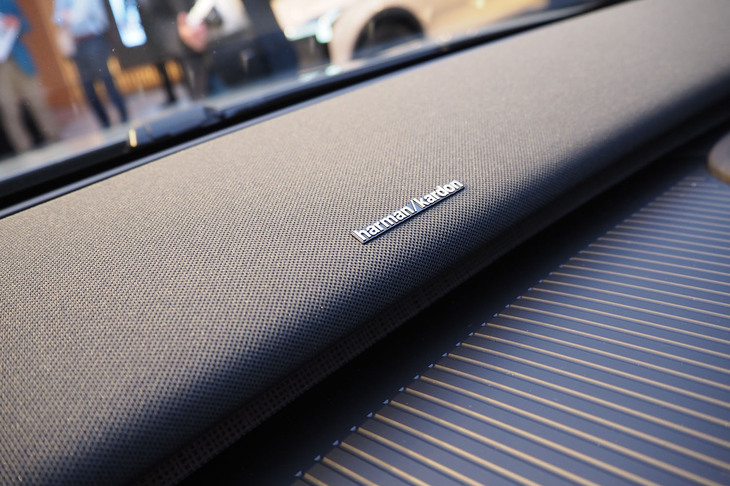 ボルボEX30クロスカントリー（用品装着車のスピーカーシステム）