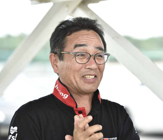 GazooレーシングカンパニーでGR開発統括部ZR主幹を務める久野友義（くの ともよし）さん。1982年にトヨタに入社して以来、エアコンやワイパーなど部品の性能評価、「コロナ」「カリーナ」「カルディナ」「ヴィッツ」などの製品企画に従事。2013年から、G's車両の開発にリーダーとして関わった。現在は主に“GRスポーツ”を担当。