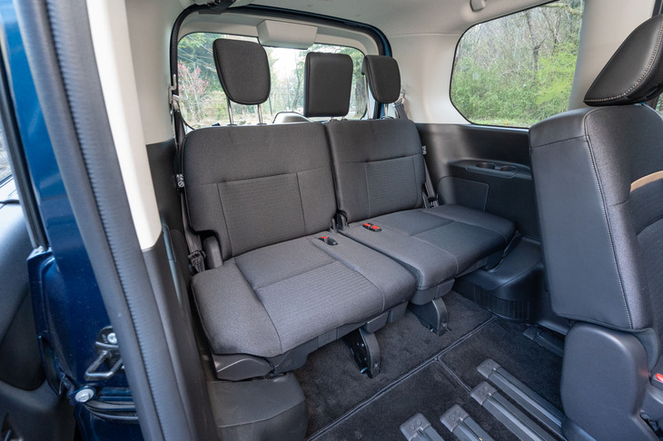 3列目シートは5：5の左右分割式で、個別にリクライニングや前後スライド調整、格納が可能だ。