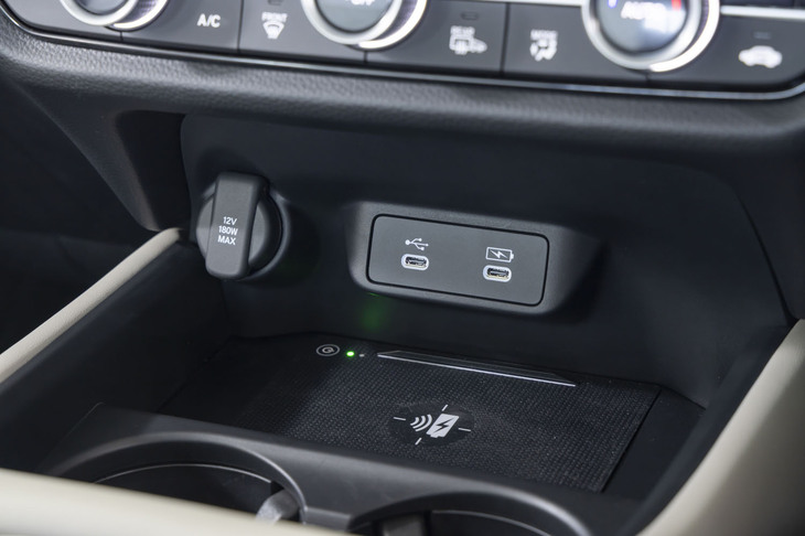 前席にパワーデリバリー対応のUSB Type-Cポートや、フットアンビエントライトが追加されたのもトピックだ。