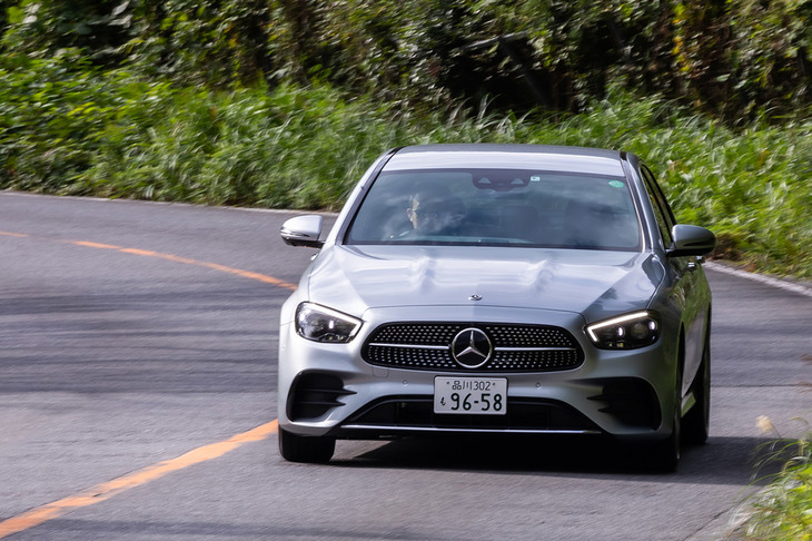 ウインカーを作動させるだけで車線変更が行える「アクティブレーンアシスト」をはじめ、メルセデス・ベンツ自慢の最新安全運転支援システムが「Eクラス」のすべてのモデルで標準装備される。停車時にドアを開けようとした際、後方から迫る障害物を検知・警告を発する機能も追加された。