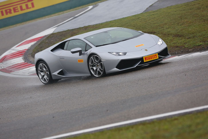 ウエットコンディションの上海国際サーキットを行く「ランボルギーニ・ウラカン」。