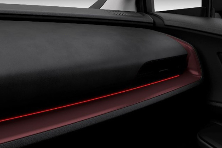 新型にはアンビエントライトが搭載される。カッコよく生まれ変わった「プリウス」を象徴する装備だ。