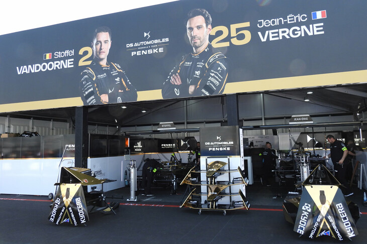 こちらはDSペンスキーのパドック。フランスの、それもあまりモータースポーツのイメージがないDSと、アメリカのゴリゴリのレーシングチームがタッグを組んでいて面白い。