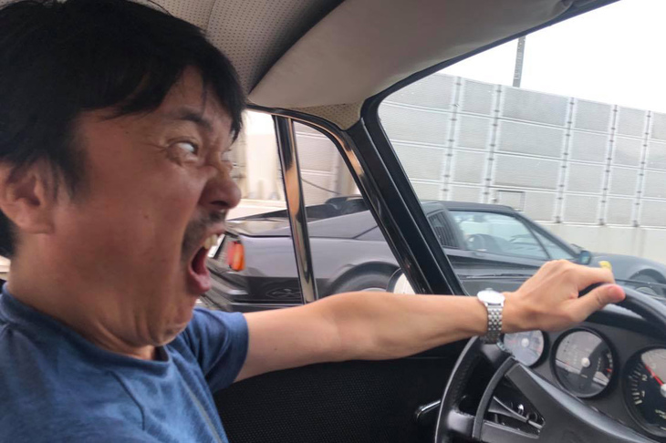 1969年式「ポルシェ911E」のステアリングを握り、わが「フェラーリ328GTS」と並走。走ってるだけで綱渡り的なこの雰囲気は、古代のスポーツカーでなければ味わえない。20年ぶりくらいにナローを味わい、現代と古代の中間に位置する328GTSが、やっぱり最高だとあらためて感じたのだった。