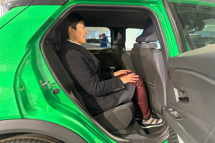 乗車定員は5人。助手席をかなり前にスライドさせても、後席の足元はこのような状態だ。リアに大柄な人を乗せての移動は、短距離が限度だろう。ドアの内張りに、外観やダッシュボードほどのファンタジーが感じられないのは、コストの制約か。