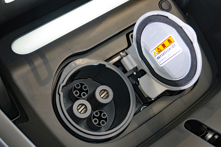 「ホンダe」はCHAdeMO規格の急速充電に対応。30分の充電で202kmまで走行可能距離が回復するという。航続距離に制約のある同車だが、アナタだって400kmのドライブをするなら、30分程度の休憩を1回くらいはさむでしょう？　そういうことですよ。