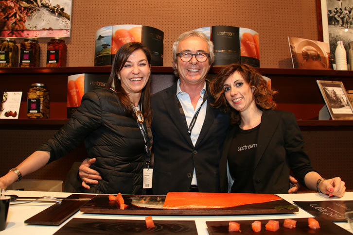 アップストリーム・イタリアーナ社のスタンドにて。デモンストレーターとチェラーティ氏。