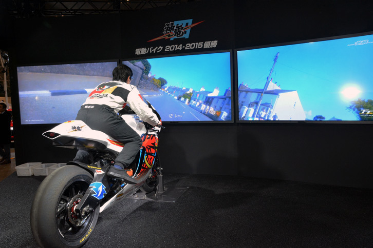 「無限 神電 四」を使ったレース走行の体験コーナー。