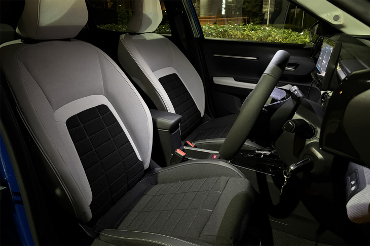 座面と背もたれにブロックタイプのデザインが採用された「アドバンストコンフォートシート」。10mm厚のウレタン層がソファのような座り心地を実現している。上位グレードの「マックス」（写真）は、ライトグレーのファブリックとテップレザー（合皮）の組み合わせ表皮となる。