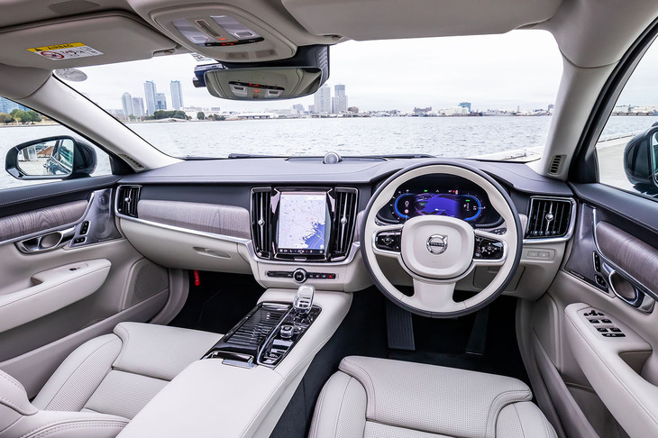 ダッシュボードの中央に9インチサイズのタッチ式縦型ディスプレイが組み込まれるインテリアデザインは、従来型から大きな変更はない。試乗車の内装は「チャコール／ブロンド」と呼ばれる明るめのレザーをメインに構成されていた。