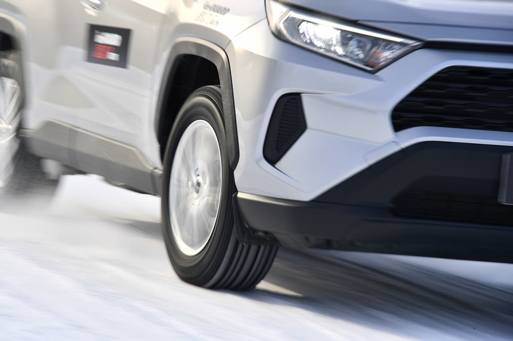 SUV用として開発された「アイスガードSUV G075」にも圧雪ハンドリング試験路で試乗。アイスガードSUV G075は、15～22インチまで全64サイズがラインナップされており、SUV人気の高さをうかがわせる。