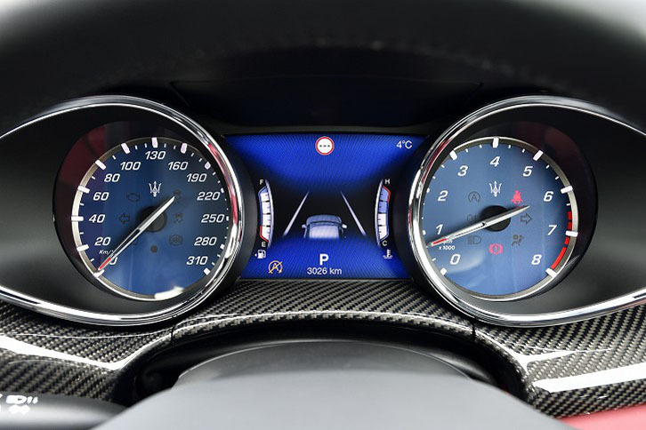 スピードメーター（左）には310km/hまで刻まれている。タコメーター（右）の“ゼブラゾーン”は6700rpmから。