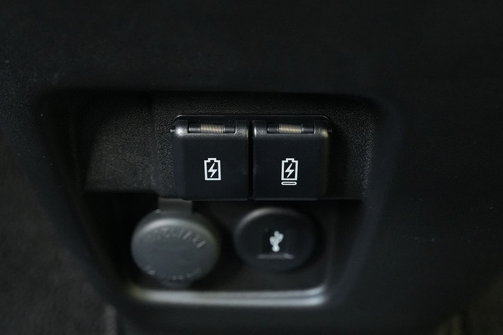 前席用のUSBポートはタイプAとタイプCの2つが用意される。