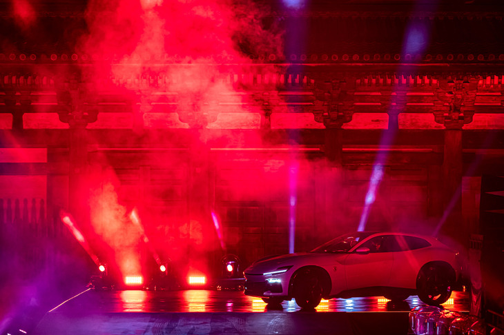 仁和寺二王門と「フェラーリ・プロサングエ」。（写真：フェラーリ・ジャパン）