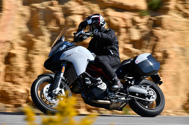 「950」系は、「1260エンデューロ」と同じスイングアームや、前：19インチ、後ろ：17インチのホイールからなる足まわりに、937ccのL型2気筒エンジンを組み合わせたモデル。2017年に登場した。