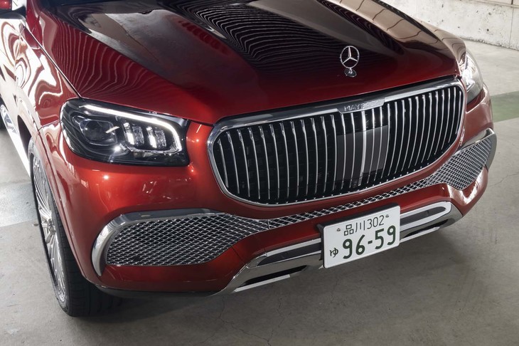 クロームパーツがこれでもかと使われたフロントマスク。グリル外周部分には「MAYBACH」ロゴが刻まれている。