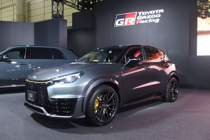 モリゾウの愛車として展示された「レクサスLBX MORIZO RRコンセプト」。