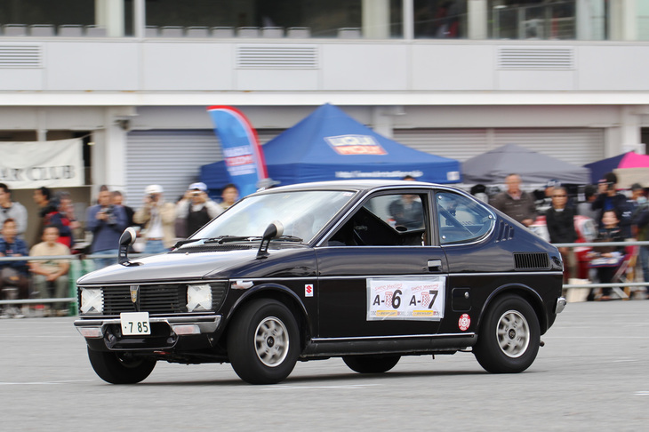 1000cc以下のノーマル車両および500cc以下の軽自動車によるAクラスに親子でダブルエントリーしている常勝マシンである「スズキ・フロンテクーペ」。今回は息子が優勝、父が2位となった。