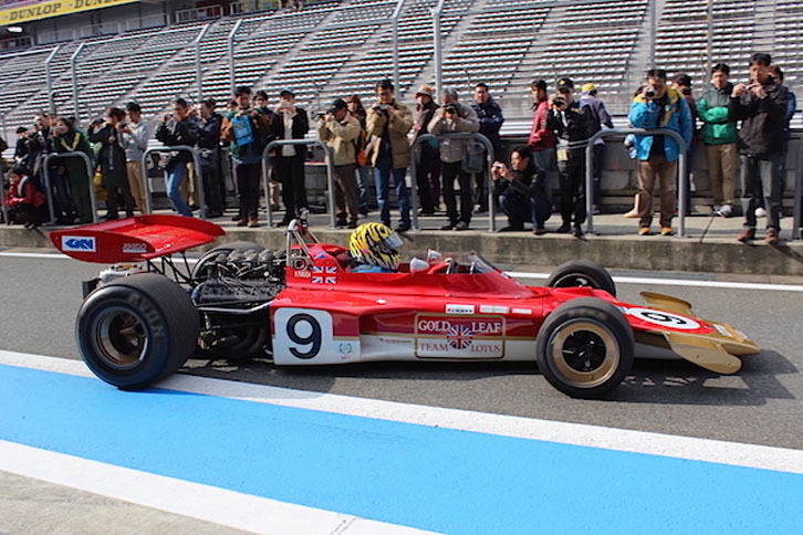 「ロータス72C」（1970年）／ロータスが1970年にデビューさせたF1マシン。当時フロントに配置されていたラジエーターをボディーサイドに移し、ブレーキをインボード化。全体をウエッジ・シェイプ（くさび形）にした革新的デザインが特徴。この年、マシンは「72B」「72C」と進化しながら活躍を続け、ヨッヘン・リントが4勝、エマーソン・フィッティパルディが1勝を記録。ロータス72は1977年までの長きにわたって活躍し、その間1970年、72年にドライバーズチャンピオン、70年、72年、73年にコンストラクターズチャンピオンを獲得し、ロータスを代表するマシンとなった。