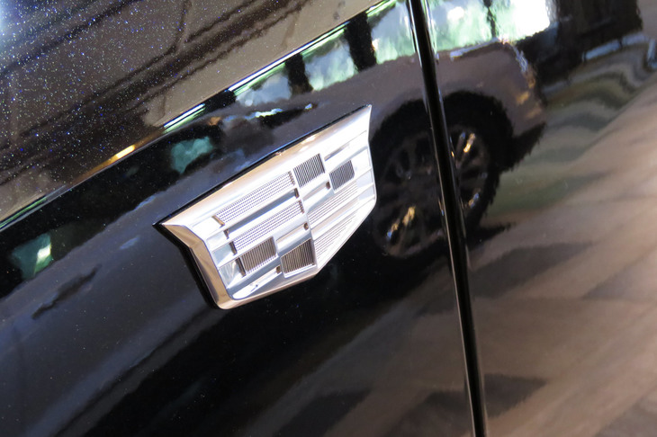 キャデラックXT5クロスオーバー（エンブレム）