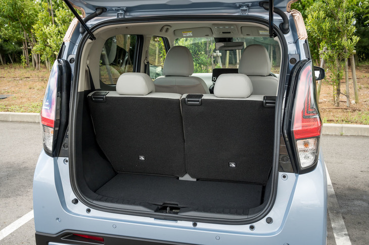 荷室の仕様もガソリン車の「eKクロス」とほぼ共通。後席には前後スライドおよび左右分割可倒機構が備わり、床下には充電ケーブルなどの収納スペースも設けられている。