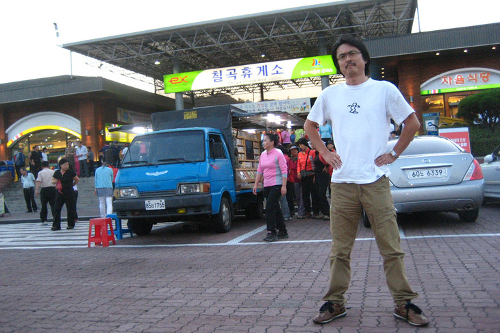 2008年、韓国のサービスエリアにて。駐車スペースに屋台の物売りがたくさんいて、その雰囲気がとても新鮮だった。今はどうなんだろう。