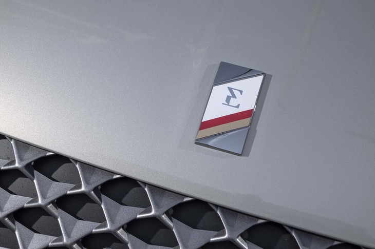 「DS 3クロスバックE-TENSE」のフロントには、「E」の字をかたどった専用エンブレムが装着される。