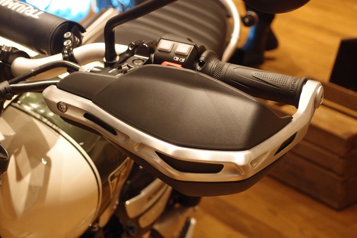 質感にはこだわったという「スクランブラー」。ナックルガードにも上質なアルミ製パーツが採用される。