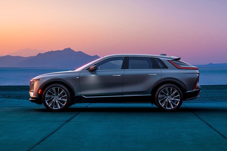 「キャデラックの未来のスタンダードを表現している」という電動SUV「リリック」。伸びやかなシルエットとロングホイールベースが特徴的だ。