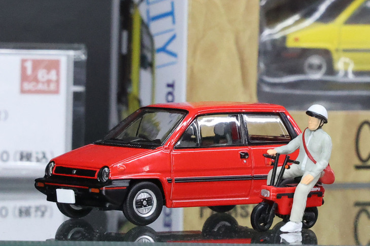 トミカリミテッドヴィンテージNEOからリリースされた1/64「ホンダ・シティRモトコンポ付き」。