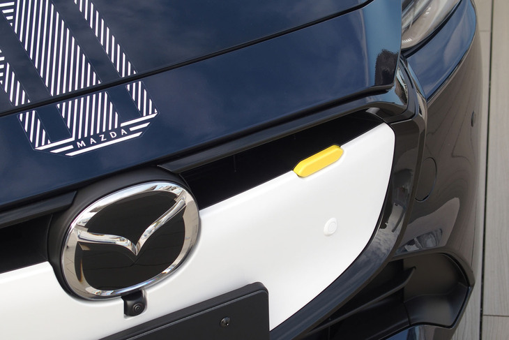 マツダ2 15 BD CLAP POP架装車（フロントグリル）