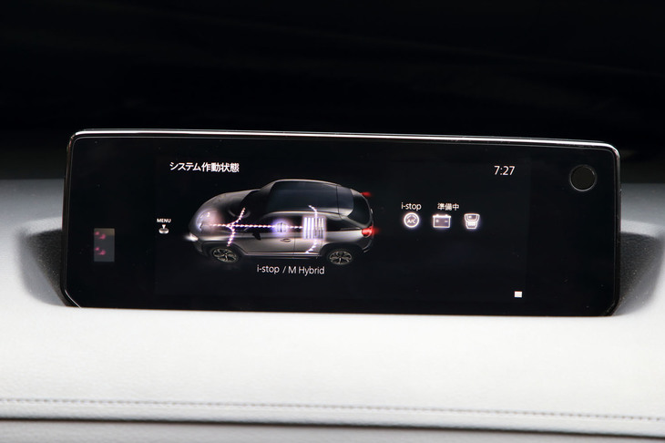 パワーユニットの作動状態はセンターモニターで確認が可能。またインターフェイスとしては、ヘッドアップディスプレイが全車標準装備となる。