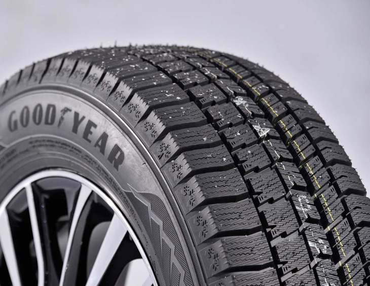 一般に、ランド比が上がると雪上性能は低下する傾向にあるが、「アイスナビ8」では「マルチインターセクション」や、連結したタグ溝によって強い雪柱を形成し、しっかりと雪をつかむ「バイティングスノーデザイン」などの技術によって、従来モデルと同等の雪上性能を確保している。