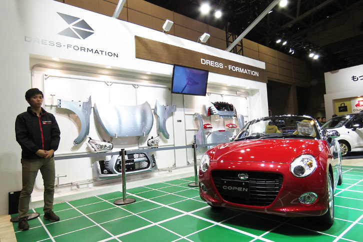 外板パーツを着せ替えする「DRESS-FORMATION（ドレスフォーメーション）」の実演コーナー。