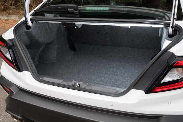 トランクルームにはゴルフバッグが横向きに3個積める。4：6分割のトランクスルー機能も備わっている。