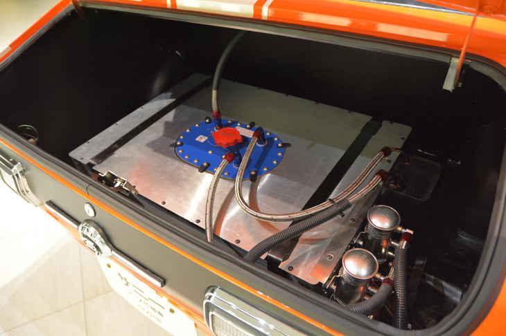 トランクルームに搭載された“安全タンク”。往年の名車のレストアは、今年もクラブのメンバーにとって貴重な経験となったことだろう。