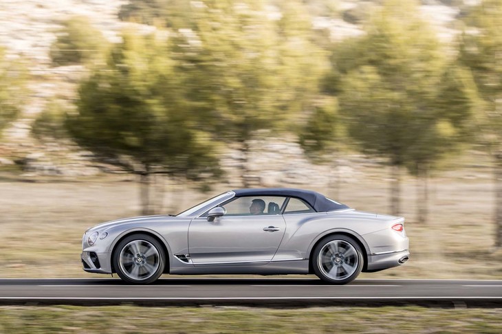 幌（ほろ）の開閉に要する時間はそれぞれ約19秒。従来モデルよりも6秒ほど短縮されるとともに、走行中に操作可能な速度域が30km/hから50km/hへと高められている。