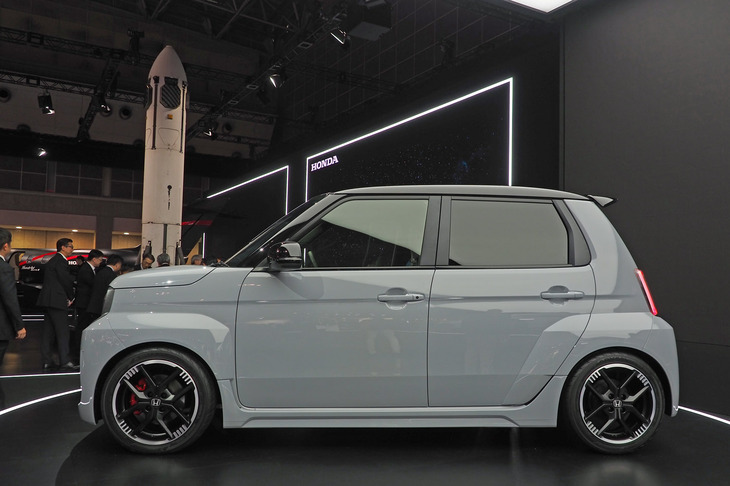 「スーパーONE プロトタイプ」のサイドビュー。軽規格BEV「N-ONE e：」のボディーにブリスターフェンダーを装着したその姿は、かつて「ブルドッグ」と呼ばれた「シティ ターボII」を思わせる。