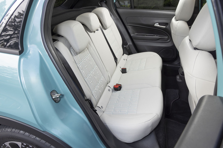 後席は「500e」よりは広いが、かといって大人が乗用するのは厳しい空間。500eとは違ってリアドアがあるのが救い。