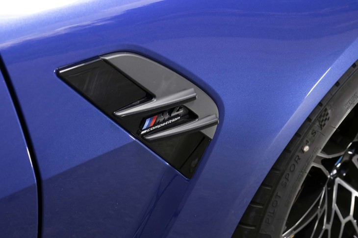 こちらはフロントフェンダー部のエンブレム。ボディーカラーは、写真の「ポルティマオ・ブルー」を含め全16色と豊富だ。